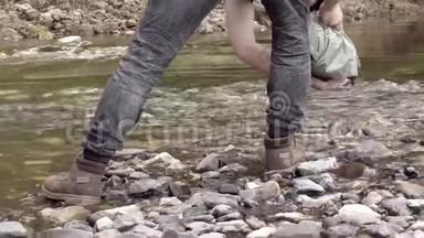 男人拍河水的照片。库存录像。专业摄影师特写拍摄山河